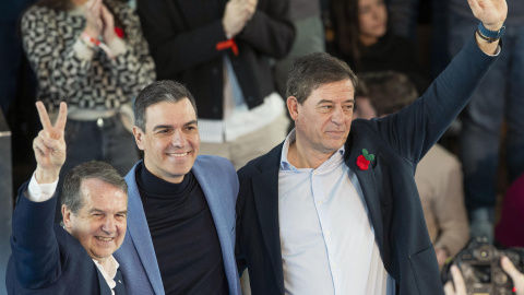 16/2/24 El presidente del Gobierno Pedro Sánchez , con el candidato del PSOE a la Presidencia de la Xunta, Jose Ramón López Besteiro, y el alcalde de Vigo, Abel Caballero, el pasado sábado en un mitin en el Auditorio do Mar de esa ciudad.