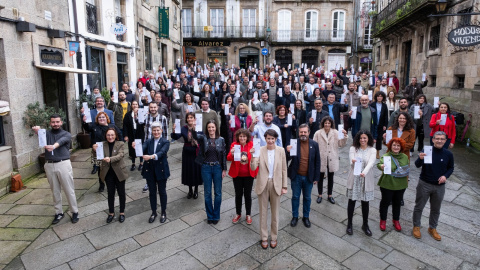 16/2/24 Ana Pontón, con candidatas, militantes, simpatizantes y altos cargos del BNG este viernes en Santiago, sosteniendo la papeleta del BNG.