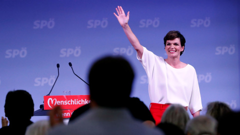 La candidata socialdemócrata Pamela Rendi-Wagner en su acto final de campaña en Viena. / Reuters