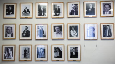 Las fotografias de los anteriores presidentes del CIS, en una sala del órganismo demoscópico estatal. FERNANDO SÁNCHEZ