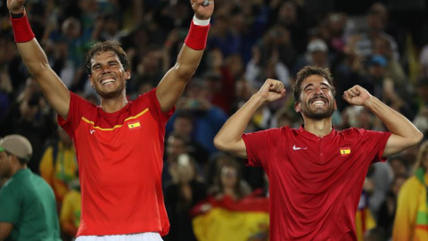 Los tenistas españoles Rafael Nadal y Marc López tras vencer en la final de dobles en Río.  EFE/Fernando Maia