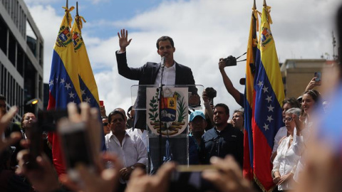 El presidente del Parlamento venezolano, Juan Guaidó, anuncia que asume las competencias del Ejecutivo, este miércoles en Caracas (Venezuela). Guaidó hizo el anuncio en el marco de lo que llamó la lucha en contra de la "usurpación" de la Pr