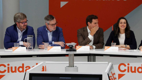 Albert Rivera, entre José Manuel Villegas, Fran Hervías e Inés Arrimadas durante la reunión del Comité Ejecutivo. EFE