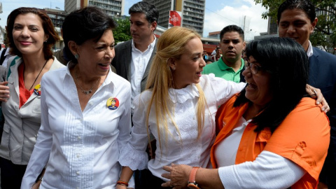 Antonieta Mendoza con Lilian Tintori, respectivamente, madre y esposa del opositor antichavista Leopoldo Lopez, a su llegada en julio pasado a una de las sesiones de la vista en el Tribunal de Apelación. AFP/Federicio Parra