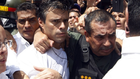 Fotografía de febrero de 2014 del dirigente antichavista Leopoldo López, escoltado por la Guardia Nacional venezolana, después de entregarse durante una manifestación en Caracas. AFP/ Edwin Montilva