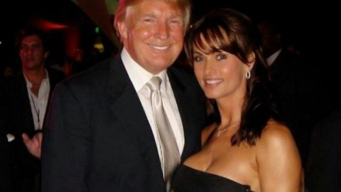 Karen McDougal junto a Donald Trump en una foto publicada por ella en las redes sociales.