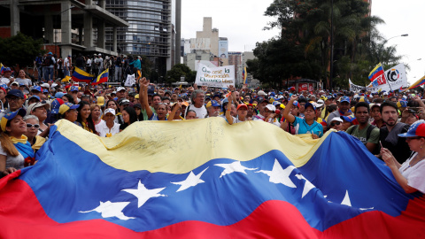 Horas antes, miles de manifestantes salían a las calles para pedir la dimisión de Nicolás Maduro. / REUTERS -  CARLOS GARCIA RAWLINS