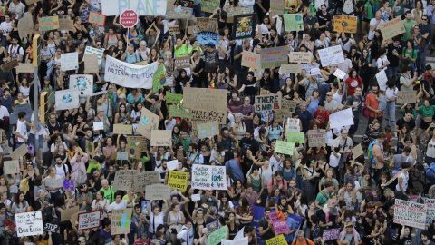 Milers de manifestants han omplert el centre de Barcelona en la vaga pel clima.