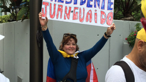 Una mujer sostiene una pancarta de apoyo a Juan Guaidó, durante su participación en una manifestación contra Maduro. / EFE - Ana Mengotti