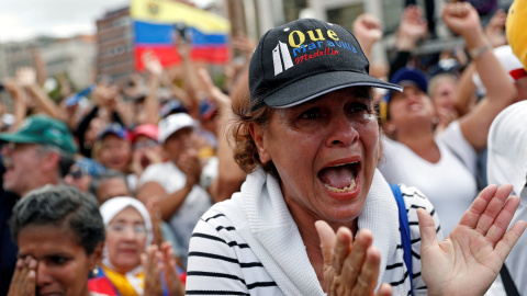 Cientos de manifestantes han recibido con emoción la autoproclamación de Guaidó en venezuela | Carlos García Rawlins / Reuters