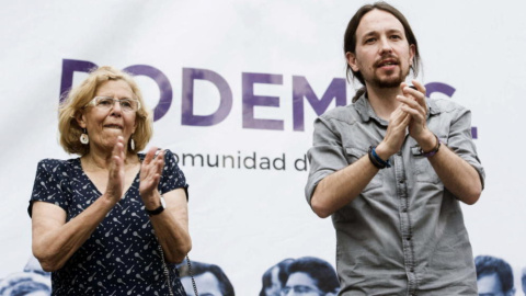 Manuela Carmena y Pablo Iglesias durante un mitin de campaña de 2015 / EFE