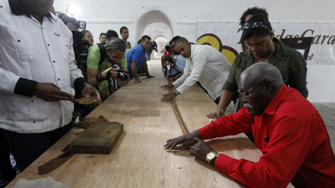 José Castelar Cairo, conocido como 'Cueto', presenta en La Habana (Cuba), el puro más grande del mundo de 90 metros en honor al aniversario del líder de la Revolución cubana, Fidel Castro, quein cumple 90 años. EFE/Ernesto Mastrascusa