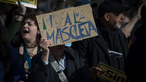 Varias personas protestan durante una manifestación contra la celebración de la mascletá madrileña, en el Puente del Rey de Madrid Río, el 18 de febrero de 2024, en Madrid (España).