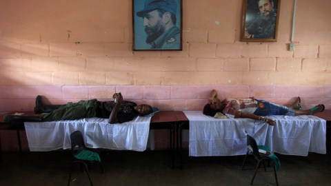 Varios voluntarios donan sangre en la provincia cubana de Artemisa, en uno de los actos que forman parte de las celebraciones 90 cumpleaños de Fidel Castro. REUTERS/Enrique de la Osa