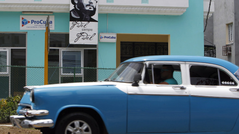 Un vehículo pasa junto a un cartel del líder de la revolución cubana Fidel Castro, en La Habana (Cuba). EFE/Ernesto Mastrascusa