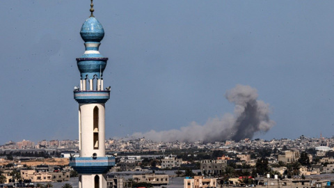 Esta fotografía tomada desde Rafah muestra un ataque sobre Jan Yunis, al sur de la Franja de Gaza, a 15 de febrero de 2024.