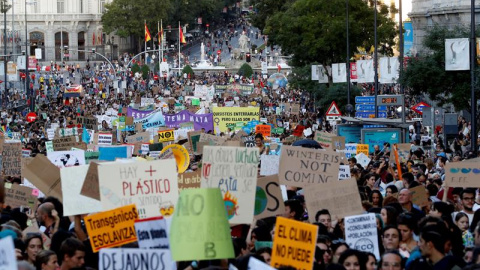 La cifra de personas que han marchado por la emergencia climática ha sorprendido a los convocantes. | EFE / Ballesteros