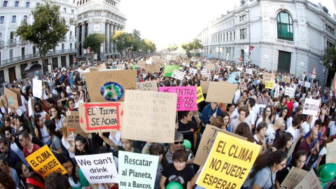 Instantánea en la que se pueden apreciar las miles de personas que han salido a la calle para protestar por la emergencia climática | EFE / JuanJo Martín