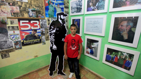 Marlon Mendez, de diez años, que se proclama admirador del líder de la revolución cubada, Fidel Castro, junto a las fotos que decoran su dormitorio, en su vivienda de San Antonio de los Baños (Cuba). REUTERS/Enrique De La Osa