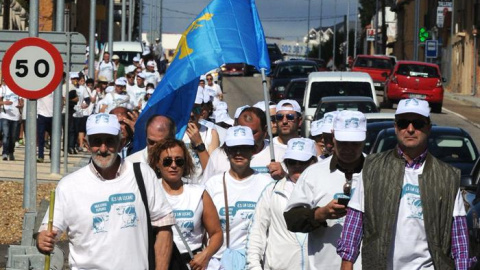 Primera etapa de la "Marcha Blanca" de los ganaderos del sector lácteo que hoy han iniciado su protesta por la crisis del sector y que llegará a Madrid el próximo día 4 de septiembre. EFE/J.Casares.