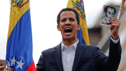 Guaidó, con una copia de la Constitución venezolana este miércoles en Caracas. REUTERS/Carlos Garcia Rawlins