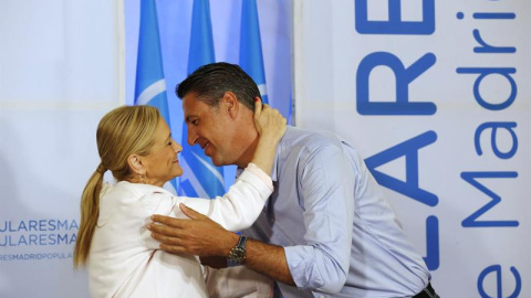 Cristina Cifuentes y Xavier García Albiol se saludan durante la reunión con alcaldes del PP de la Comunidad de Madrid el 23 de agosto. EFE/Kiko Huesca