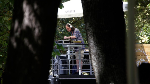 DJ Gufi, buscando el duende entre los árboles, en el festival Flamenco On Fire. / PACO MANZANO