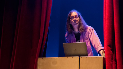 José Manuel Gómez, DJ Gufi, pinchando en el Teatro Flamenco Madrid. / CARMEN ENRÍQUEZ