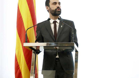 El presidente del Parlament de Catalunya, Roger Torrent, durante su comparecencia en el despacho de audiencias del Parlament donde ha confirmado la renuncia de Jordi Sànchez. | ANDREU DALMAU (EFE)