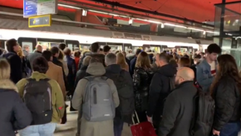 Andenes repletos en la lÃ­nea 8 de Metro con la huelga de taxi