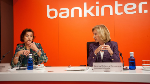 La consejera delegada de Bankinter, María Concepción Dancausa (d), con la directora financiera del banco, Gloria Hernández (i), en la presentación de resultados anuales de la entidad.