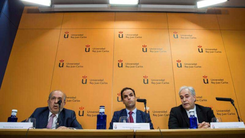 El rector del Universidad Rey Juan Carlos (URJC), Javier Ramos (c), acompañado por Pablo Chico de la Cámara, profesor de una de las asignaturas, y el director del Master, Enrique Álvarez (d), durante la rueda de prensa ofrecida hoy en la un