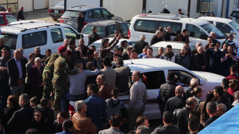 Desplazados de Karakosh, en un campo próximo a Erbil, durante el entierro de siete de los suyos. FERRAN BARBER