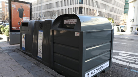 Contenedor de ropa en la vía pública. Foto Ayuntamiento de Madrid (diciembre 2018)