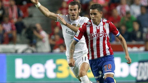 Bale y Sanabria, durante el partido entre el Sporting y el Real Madrid de este domingo. EFE/J.L Cereijido