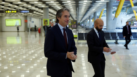 El ministro de Fomento, Íñigo de la Serna, con el presidente de Aena, Jaime García-Legaz, en el  Aeropuerto Adolfo Suárez Madrid-Barajas Fase 2017-2026. EFE/Paco Campos