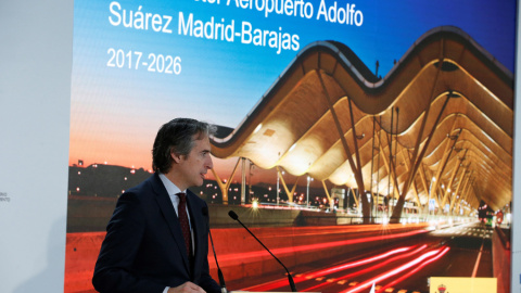 El ministro de Fomento, Íñigo de la Serna, durante la presentación del Plan Director del Aeropuerto Adolfo Suárez Madrid-Barajas Fase 2017-2026. EFE/Paco Campos