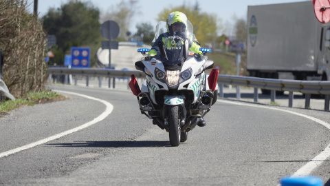 Un agente de la Guardia Civil circula en motocicleta en Navarra, a 4 de abril de 2023.