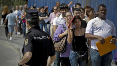 nmigrantes hacen cola a la entrada de la Brigada Provincial de Extranjería y Fronteras. EFE