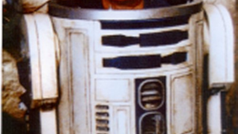 El actor británico Kenny Baker, dentro de R2-D2.