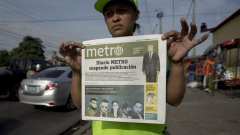 Un voceador ambulante ofrece la última edición del periódico Metro este viernes, en una calle de Managua (Nicaragua). Los periódicos nicaragüenses El Nuevo Diario, Metro y Maje, críticos con el Gobierno del presidente Daniel Ortega, dejaron