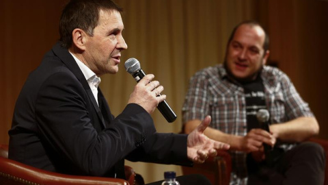 El secretario general de Sortu, Arnaldo Otegi (i), junto a David Fernández (d), exportavoz de la CUP en el Parlament, durante la charla con el título "La vía vasca" que ambos han mantenido esta noche en el Ateneu Barcelonés de la ciudad con