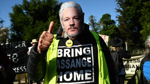 19/02/2024 Participante de una protesta contra la extradición de Julian Assange celebrada en Sydney (Australia) el pasado mes de mayo.