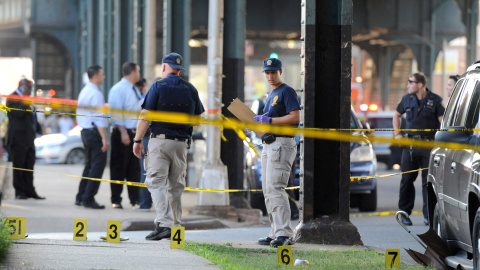 Miembros de la Policía de Nueva York acordonan la escena del crimen donde un iman y su ayudante fueron tiroteados. REUTERS/Stephanie Keith