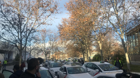 Taxis en las inmediaciones de la Asamblea de Madrid. EUROPA PRESS