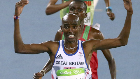 Farah, llegando a la meta tras haber hecho uno de sus típicos adelantos finales a sus rivales. REUTERS/David Gray