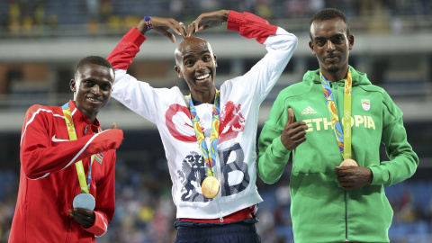 Mo Farah celebra su victoria en los 10.000. REUTERS/Alessandro Bianchi