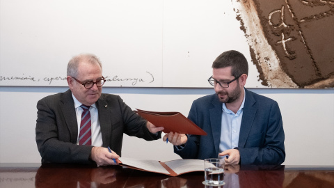 El teniente de alcalde de Economía, Jordi Valls (izquierda), y el portavoz de ERC al Ayuntamiento de Barcelona, Jordi Castellana (derecha) pactando los presupuestos para 2024.