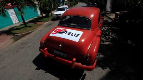 Un coche con una pegatina en el capó con la frase 'Feliz 90', en alusión al 90 cumpleaños del líder cubano Fidel Castro. REUTERS/Enrique de la Osa