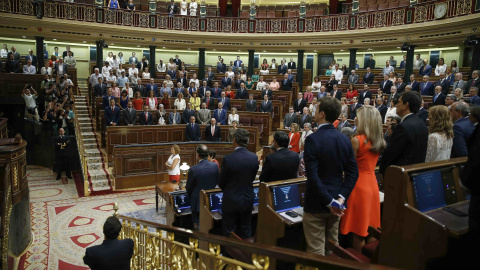 Los diputados guardan un minuto de silencio en el hemiciclo del Congreso por el fallecimiento hoy de José María, 'Txiqui', Benegas. EFE/Paco Campos